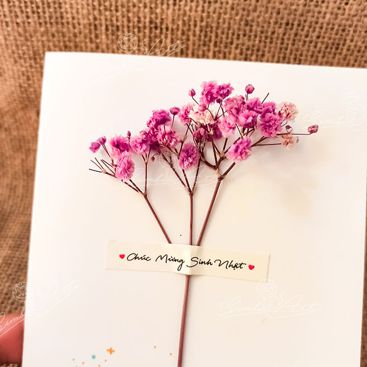Thiệp chúc mừng sinh nhật với những đính hoa khô handmade sẽ là một lựa chọn tuyệt vời để gửi thông điệp của bạn đến người nhận. Với thiết kế đẹp mắt và tỉ mỉ, bạn sẽ truyền tải cho người nhận một thông điệp chúc mừng đầy ý nghĩa. Hãy xem hình ảnh để tìm hiểu thêm về thiệp này.