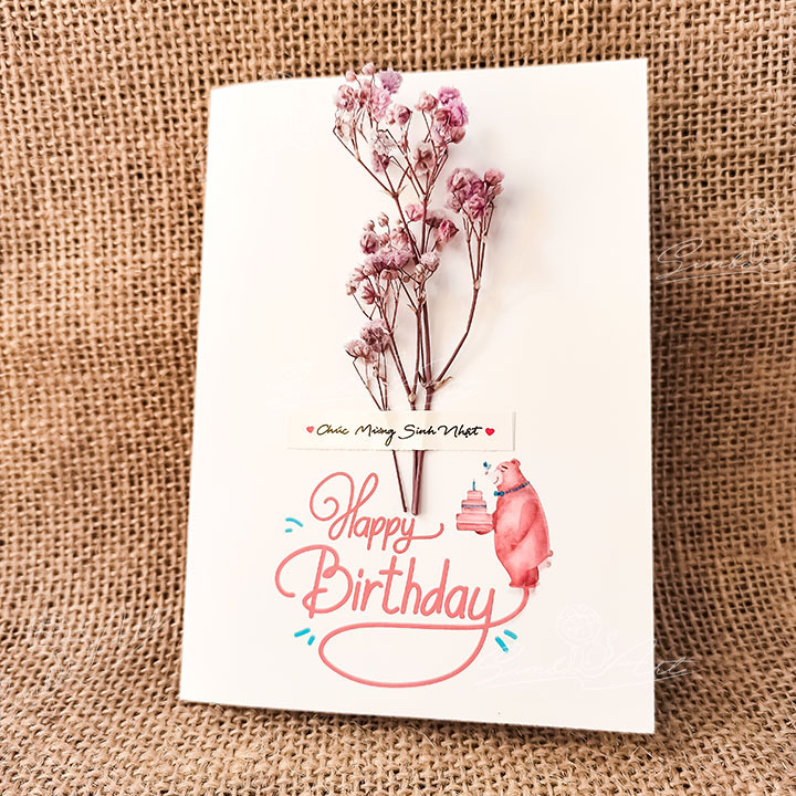 Hãy tạo ra một thiệp sinh nhật đặc biệt cho người bạn yêu quý của mình. Thiệp được làm bằng tay và có những đính hoa khô tuyệt đẹp, tạo cảm giác độc đáo và đầy ý nghĩa. Điều đặc biệt là bạn có thể chọn các hoa yêu thích của mình để đính lên thiệp, tạo nên một sản phẩm khác biệt và đặc sắc.